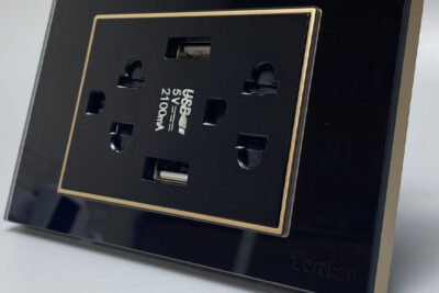 Ổ Cắm USB Âm tường Mặt Kính Cường Lực Đen Viền Vàng TENKO TK-C18-B-045